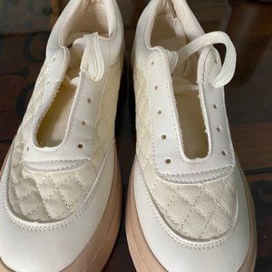 Women's flat sole sports shoes